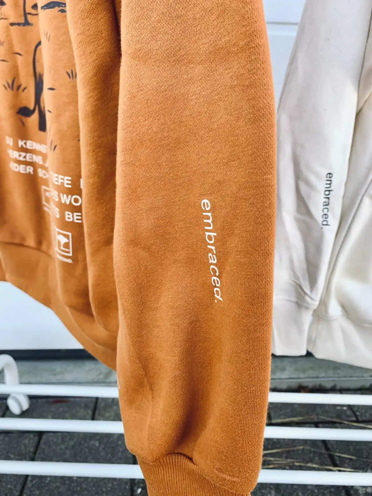 Hoodie embraced 5 Moderner brauner Kapuzenpullover mit religiösem Design, christliche Mode, biblische Kleidung.