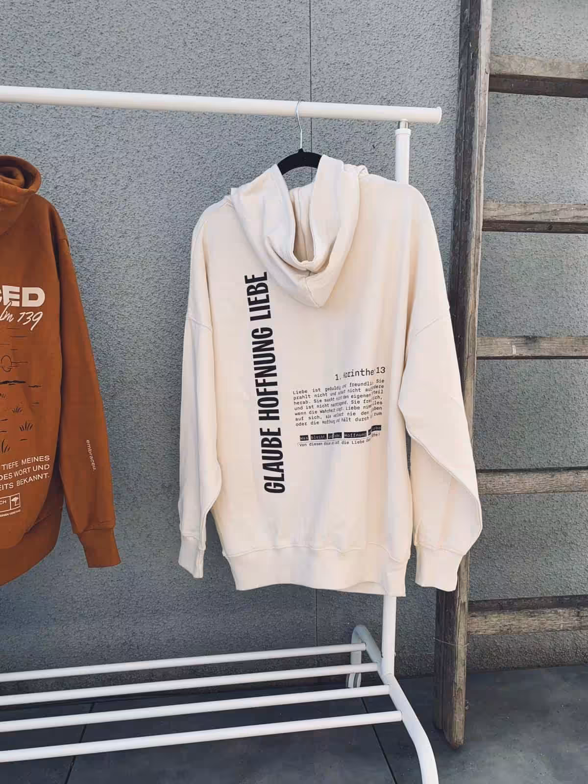 Modischer weißer Kapuzenpullover mit christlichem Design und inspirierende Botschaft.