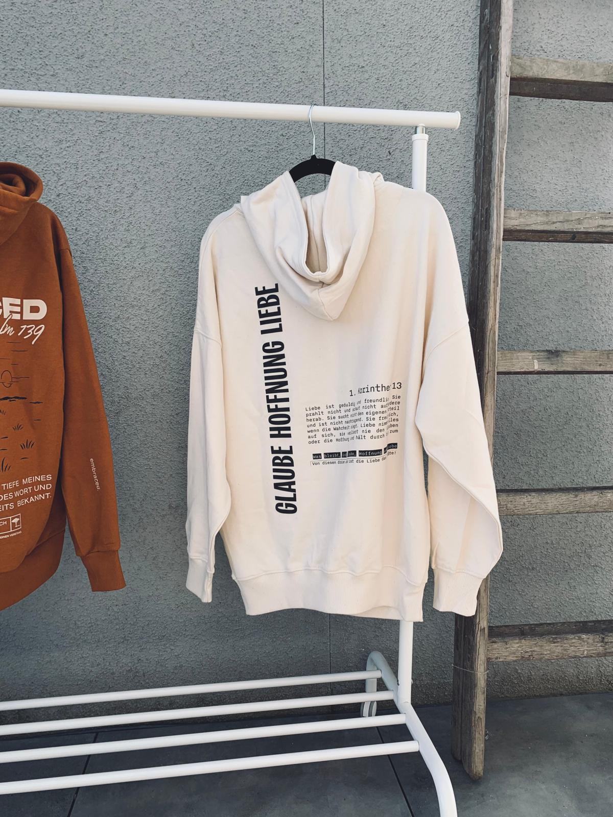 Modischer weißer Kapuzenpullover mit christlichem Design und inspirierende Botschaft.