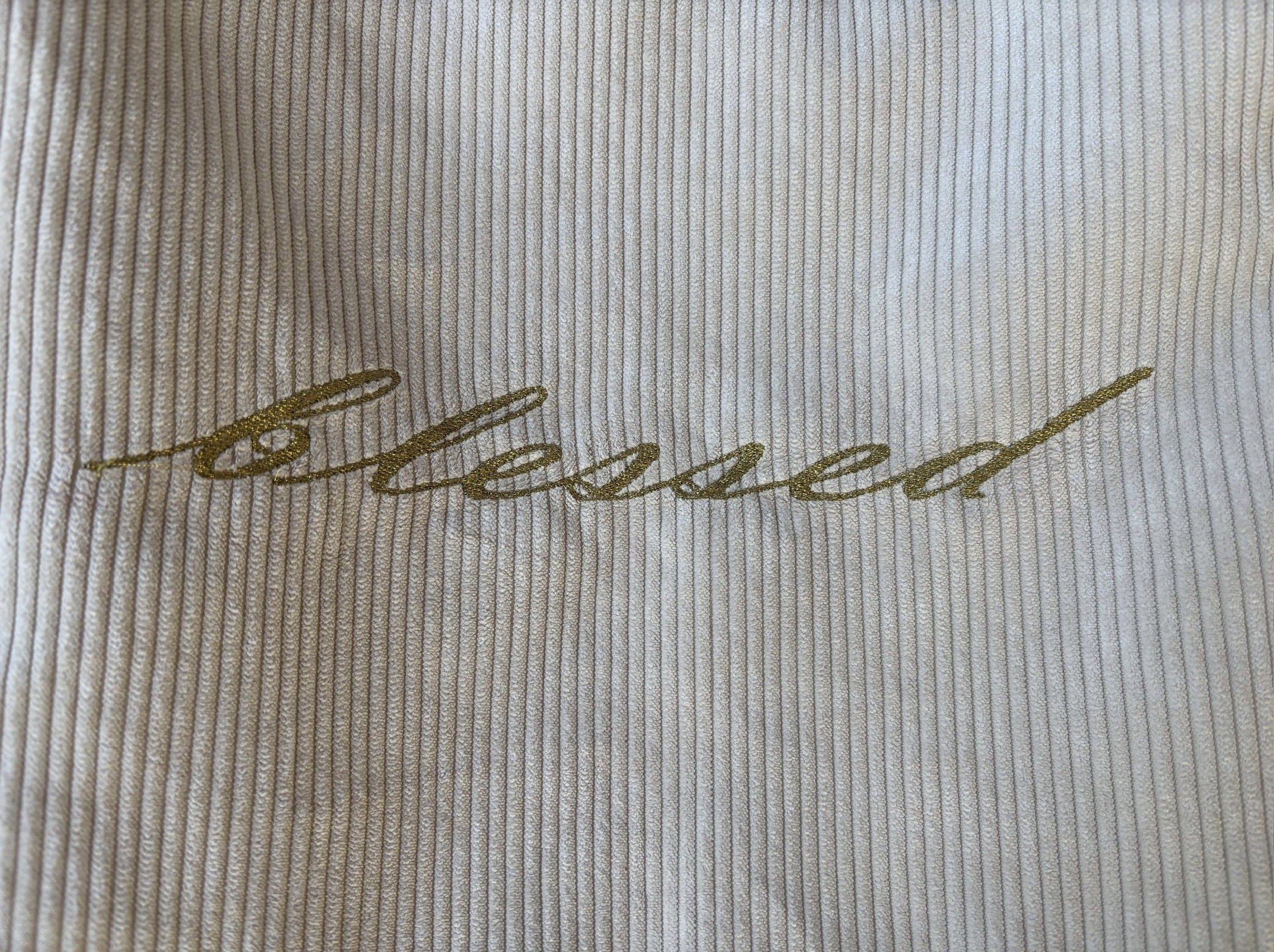 Moderner Christlicher Marken-Bekleidungsartikel Mit Goldschrift, Bedruckt Auf Geripptem Stoff.