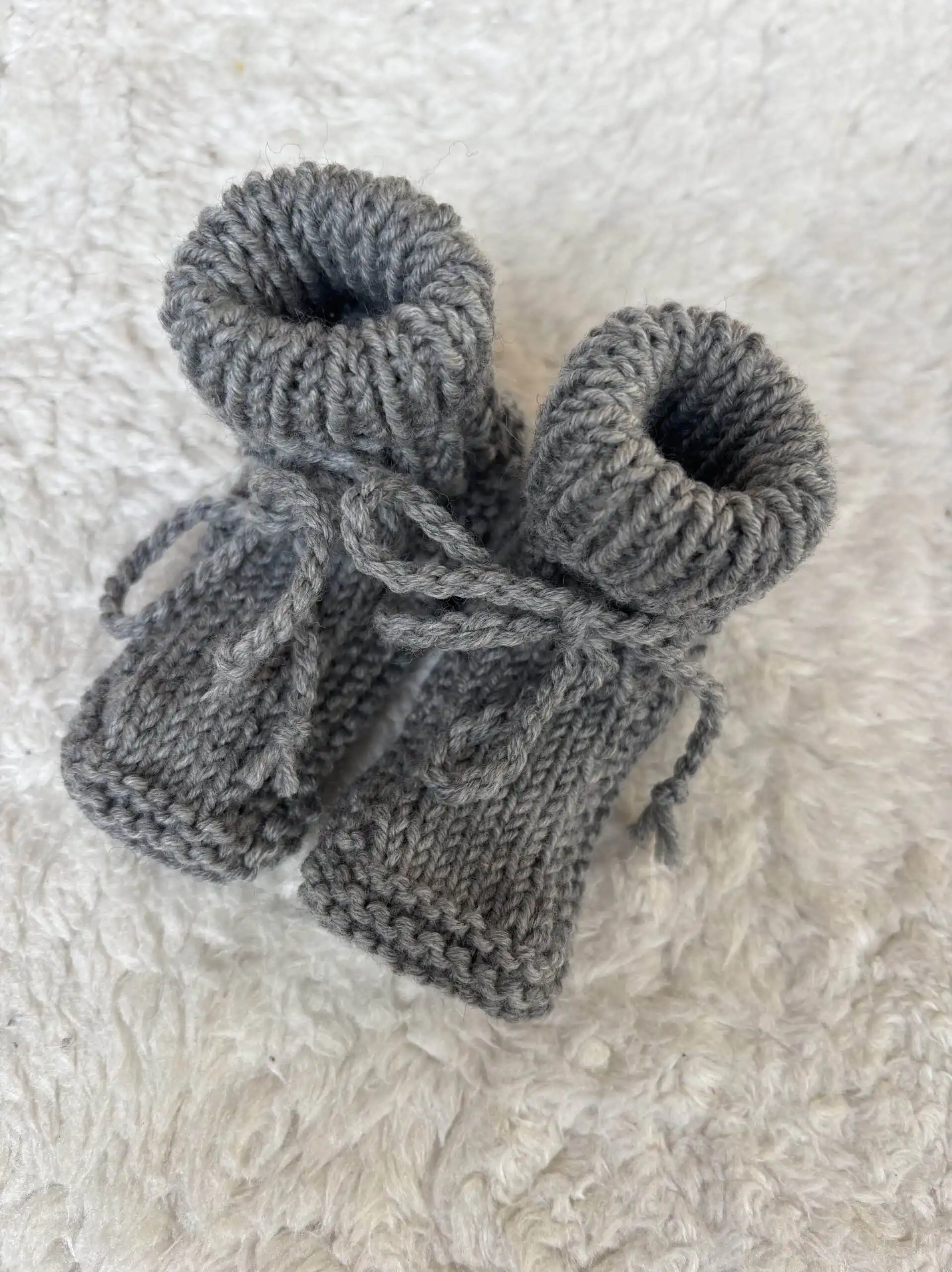 Babyschühchen merino 3 Strickschuhe für Babys aus Wolle, handgefertigt, nachhaltige, gemütliche Babyschuhe, ökologische Kinderkleidung.