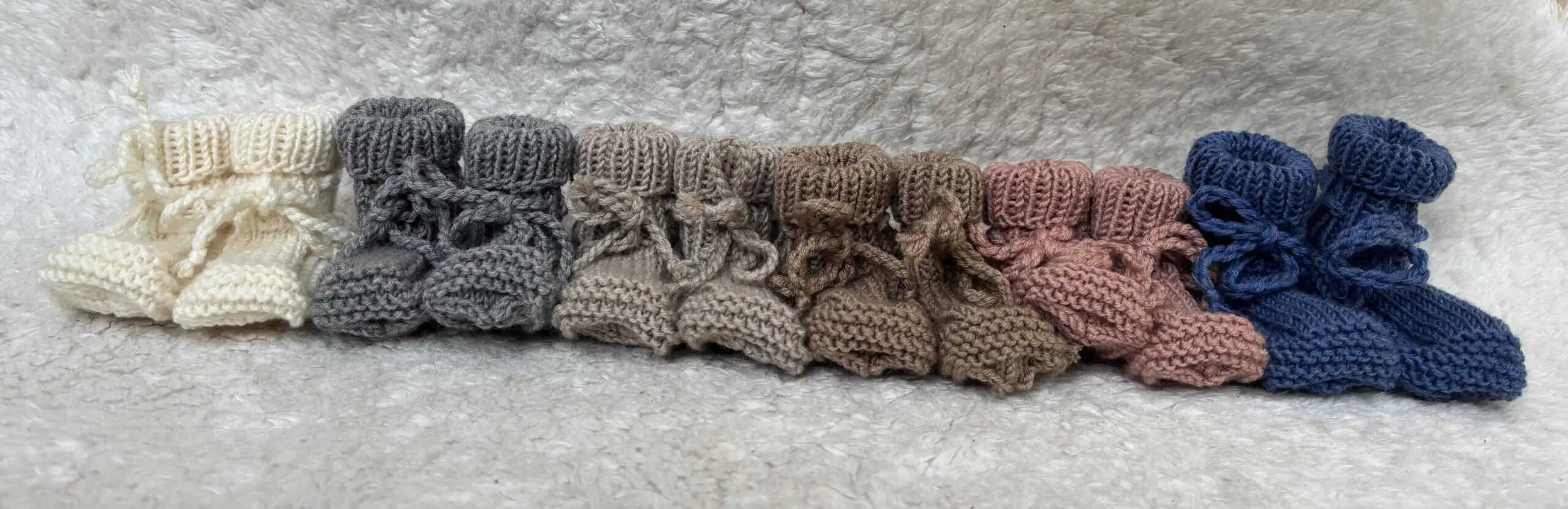 Babyschühchen merino 4 Gemütliche gehäkelte Socken in verschiedenen Farben, handgefertigt, ideal für Winter.