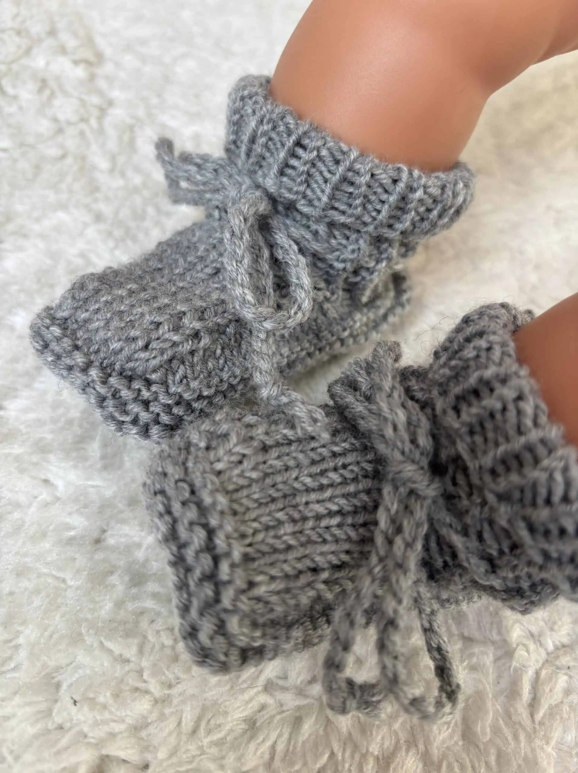 Babyschühchen merino 2 Gemütliche gestrickte Babyschuhe aus Wolle, handgemacht, ideal für Winter und Frühling.
