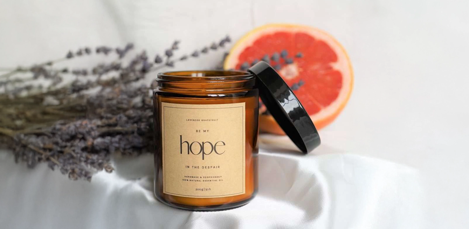 Christliche Kerze im Glas auf weißem Tuch dekoriert