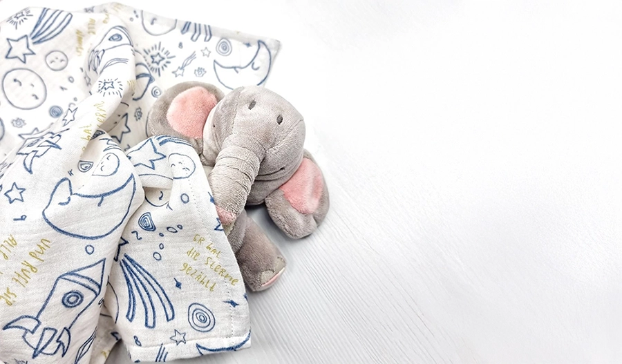 Christliche Decke für Kinder mit Symbolen deckt Stoffelefant zu