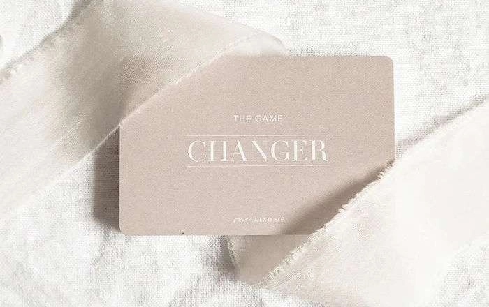 Christliches Kartenspiel liegt auf weißer Tischdecke