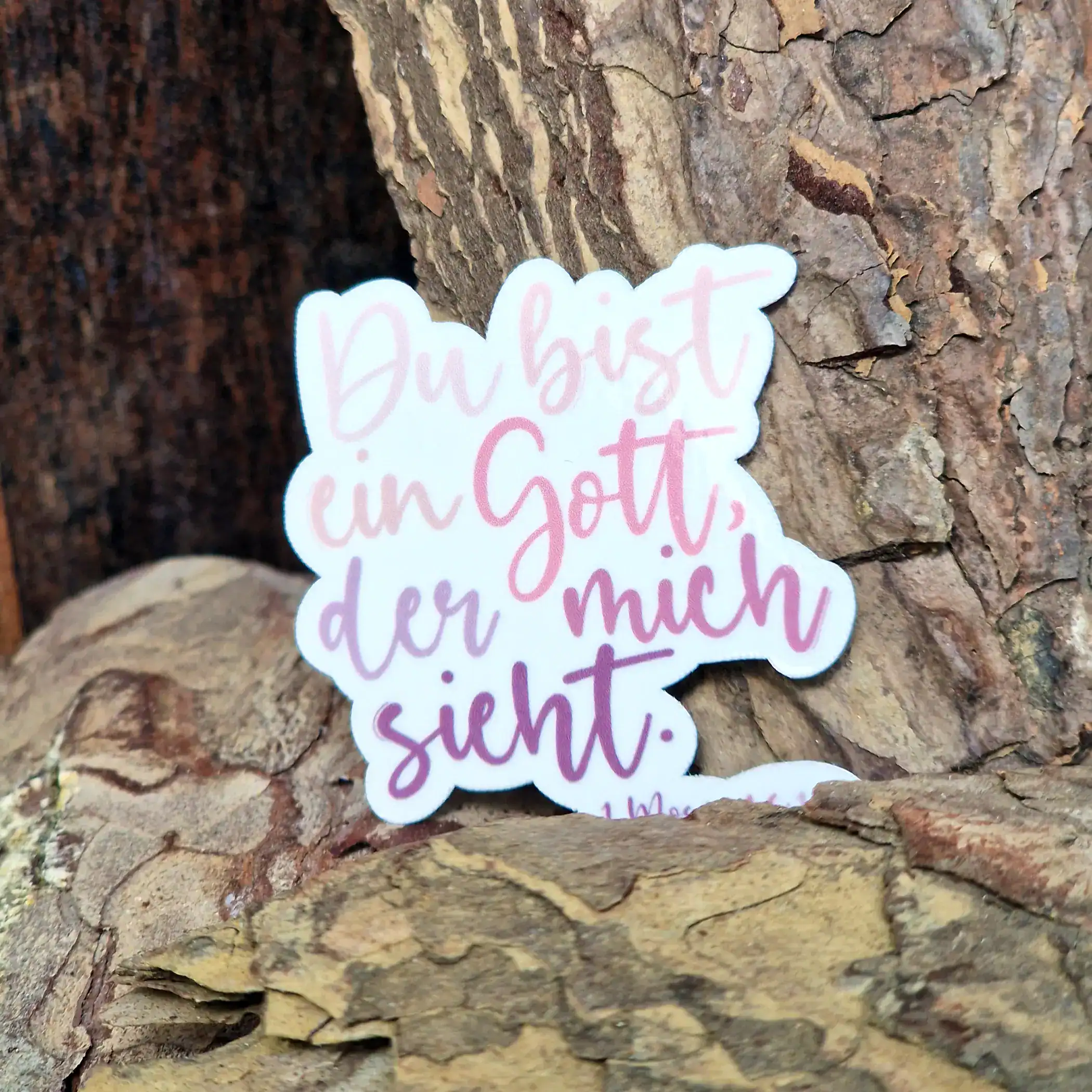 Gottes-Sprüchesticker Auf Baumstamm, Christliche Botschaft, Religiöse Dekoration.