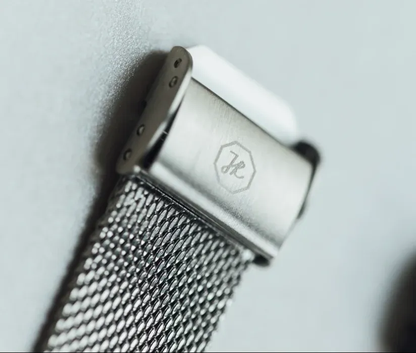 Nahaufnahme des Armbandverschlusses einer christlichen Silberuhr