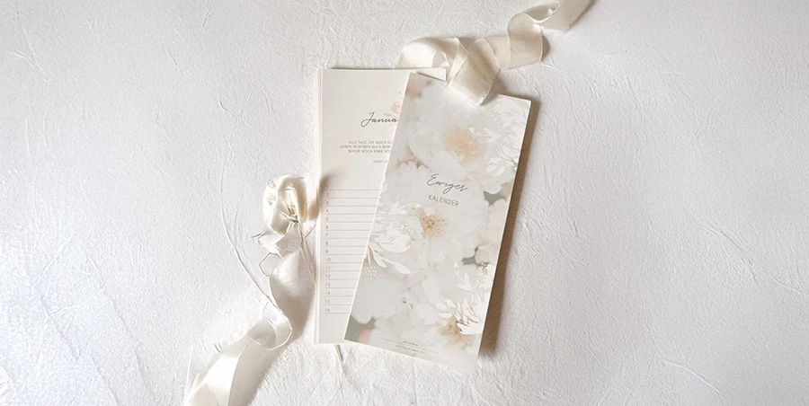 Christlicher Kalender liegt auf weißem Untergrund