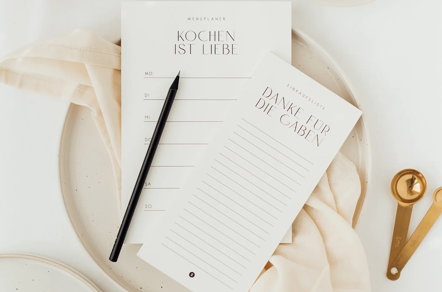 Christlicher Bürobedarf liegt auf einem weißen Tisch in einer Schale