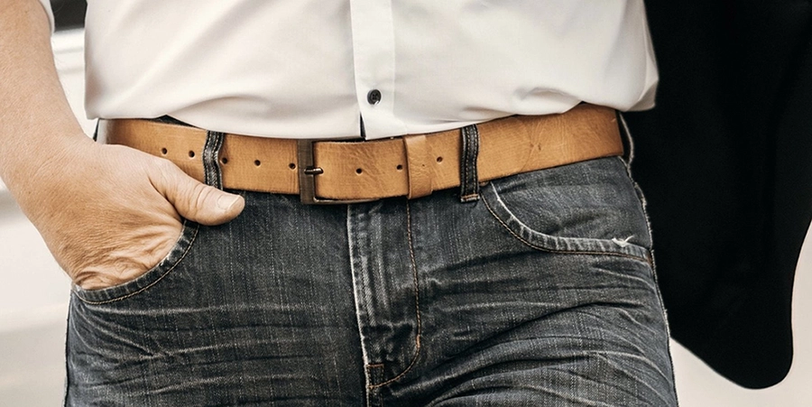 Model trägt Jeans mit christlichem Gürtel aus Leder