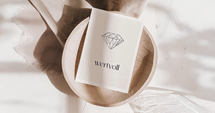 Christliche Karte mit der Schrift „wertvoll“ liegt in einer Holzschale