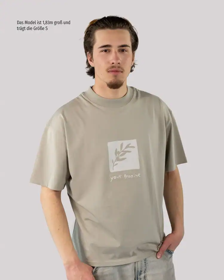 Moderner christlicher T-Shirt mit Naturmotiv und Bibelspruch, Geschenkidee für Christen.