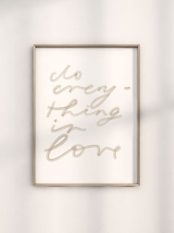 Inspirierendes christliches Wandbild mit der Botschaft "Liebe ist".