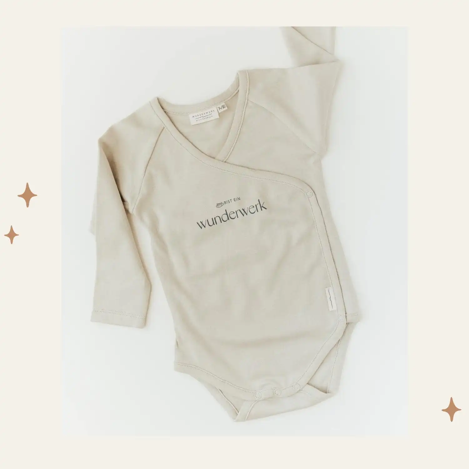 Ein Baby-Body mit "Wunderwerk" Aufdruck, christliche Babymode, neutrale Farbe.