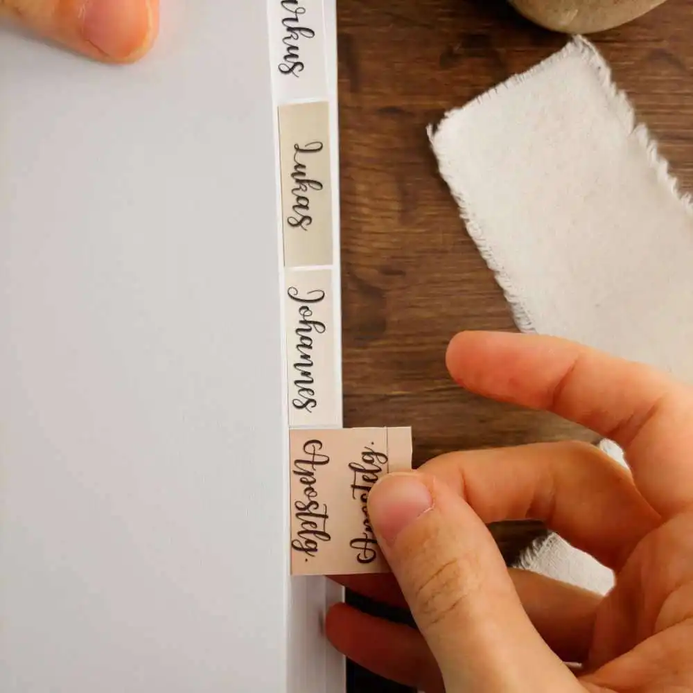 Gottesnamen und Bibelverse auf kleinen Papierstreifen, christliche Bibelzitate, religiöse Symbole.