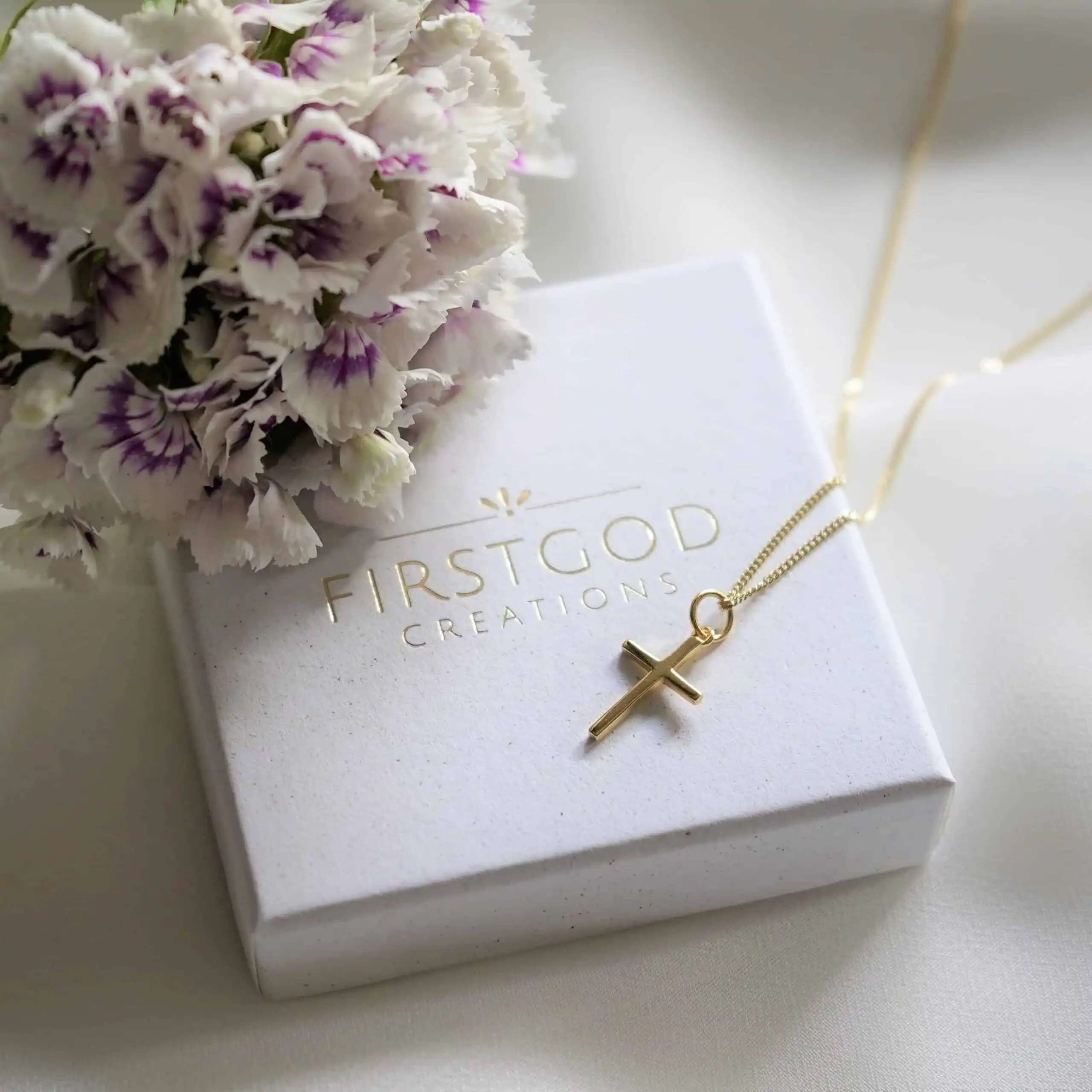 First-God-Kreationen Schmuckkreation mit Kreuzanhänger in Gold auf weißer Geschenkbox, christliche G.