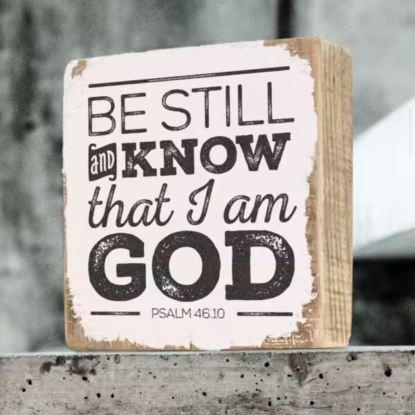 Handgemachtes Dekoschild aus Altholz mit der Textbotschaft: Be still and know that I am God. Psalm 46.10