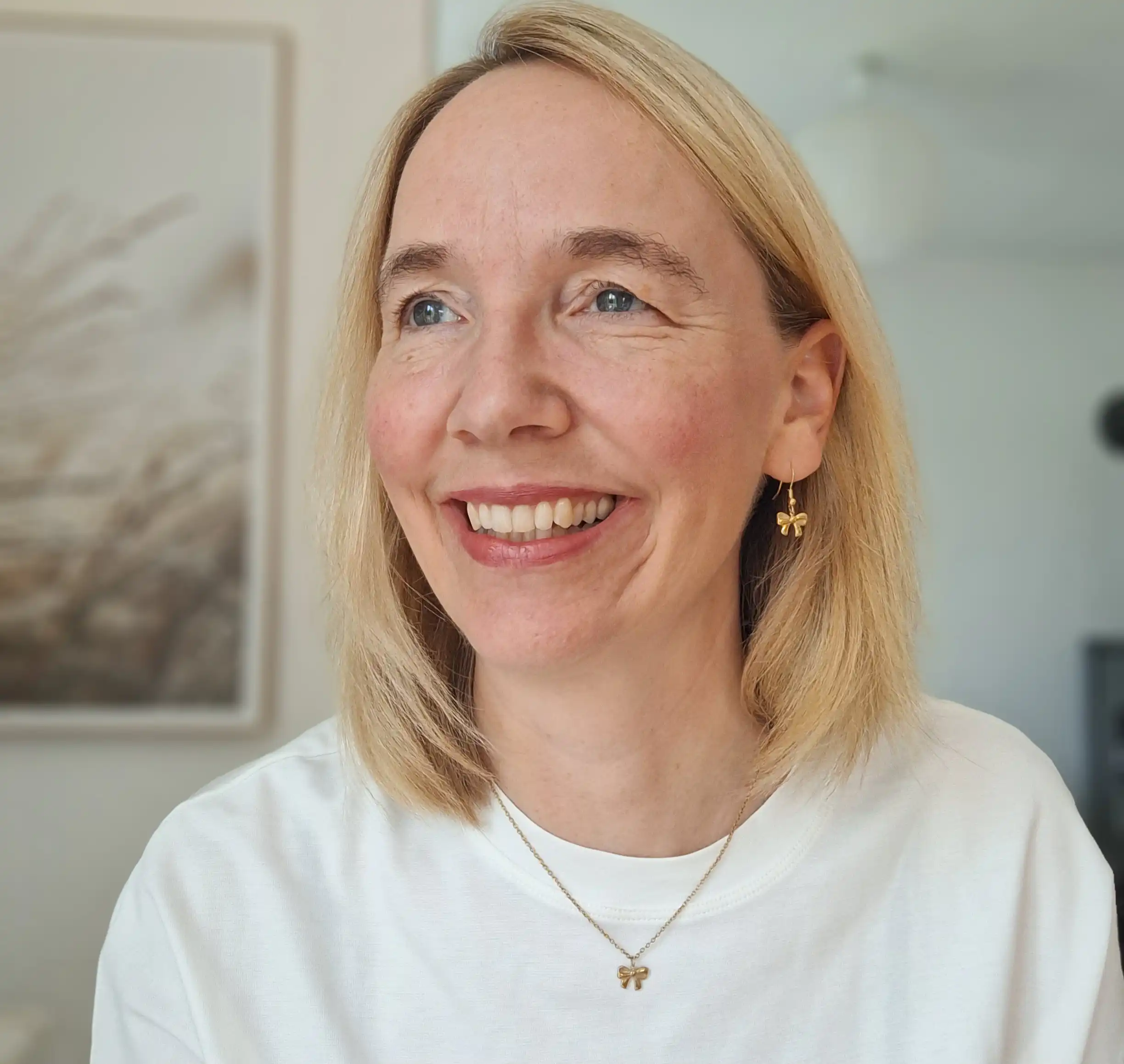 Goldkette mit Schleife "Joyful" 2 Christliche Frau lächelnd, Mode und Schmuck, freundliche Atmosphäre, Mookho.de Marketplace.