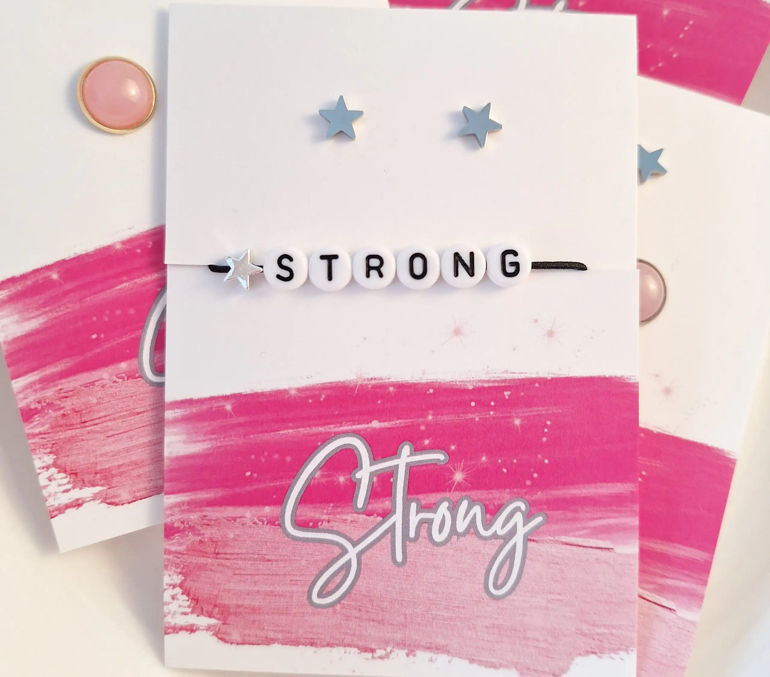 Starkes christliches Motiv mit "Strong" Schriftzug und pinkem Aquarellhintergrund.