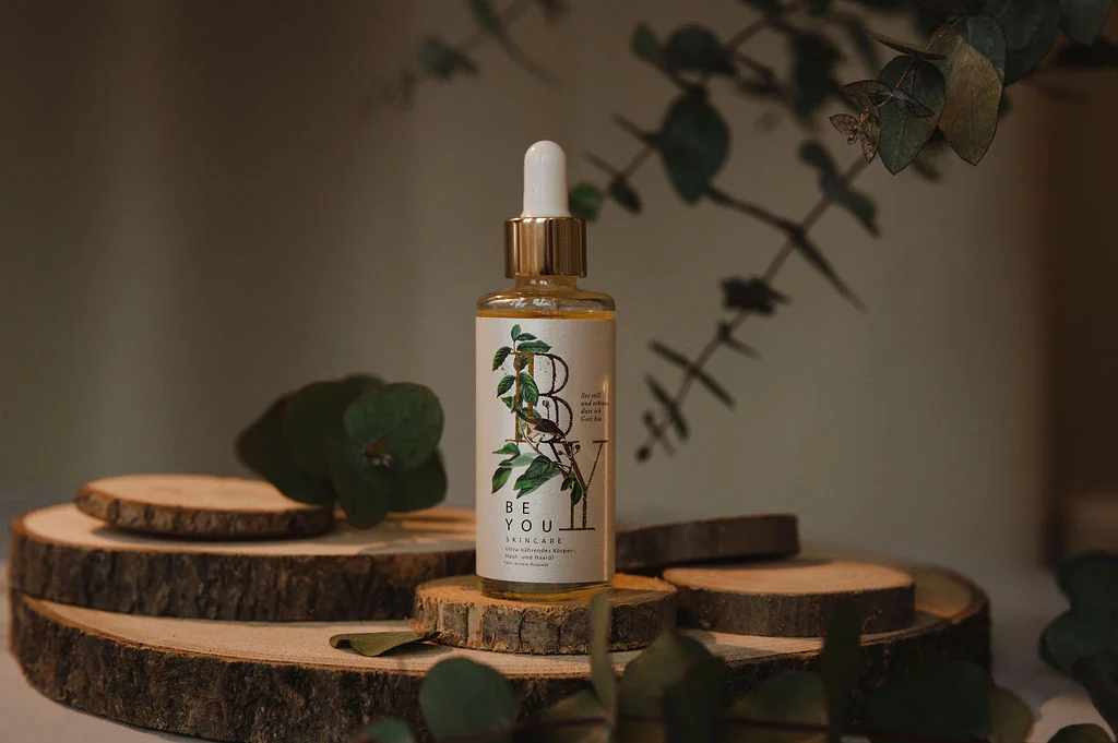 Ultra-nährendes Körper-, Haut- und Haaröl 6 Hochwertiges christliches Hautpflegeprodukt mit Tropfflasche auf Holzscheiben.