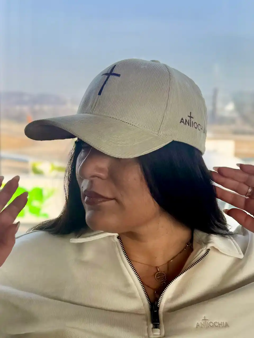 Gebetende Frau trägt christliche Mütze und Kleidung, spirituelle Mode, christliche Accessoires.