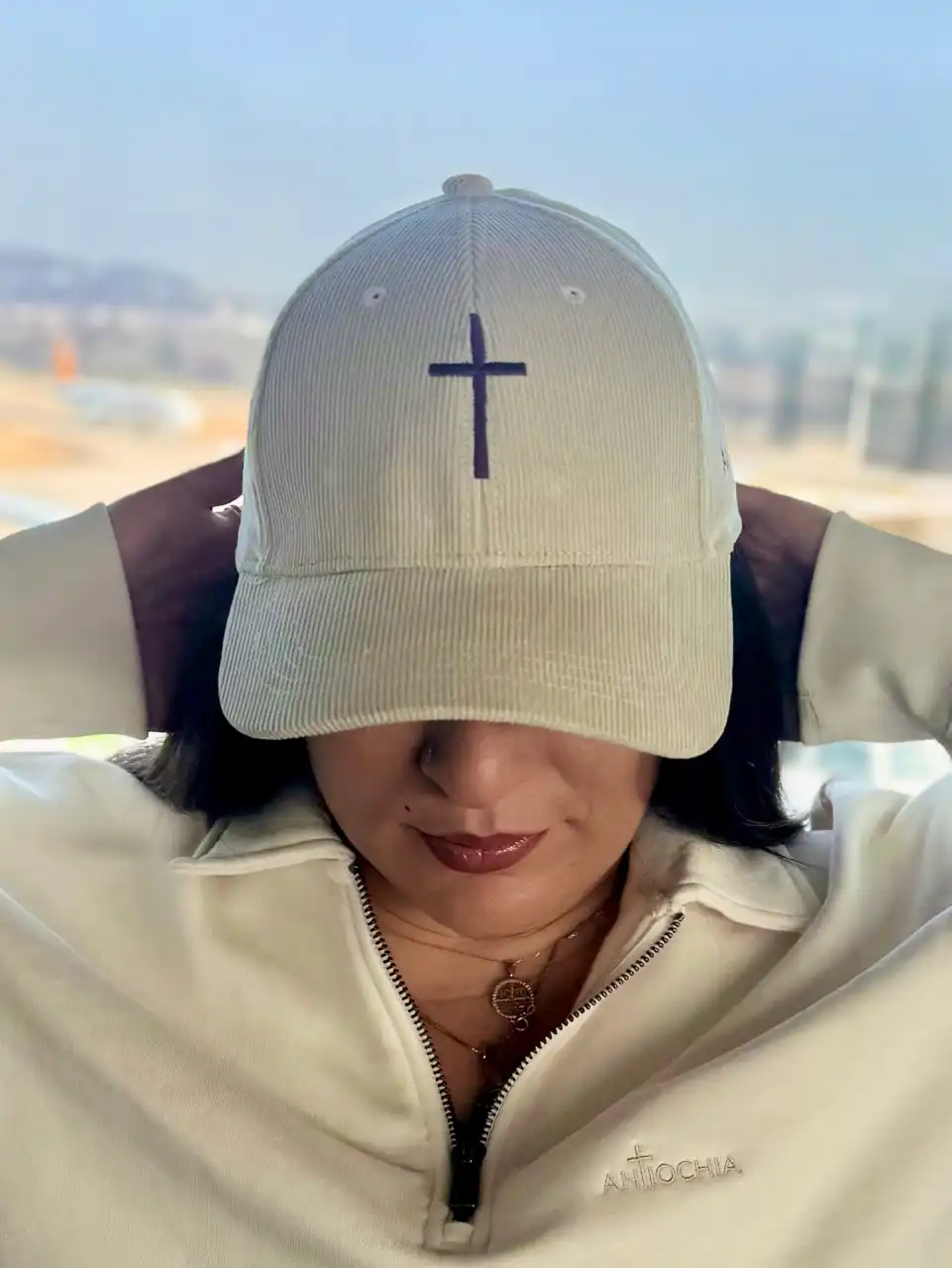Kord Basecap - "Cross" 2 Frau trägt weiße Cap mit Kreuzsymbol, christliche Mode, Mookho.de.