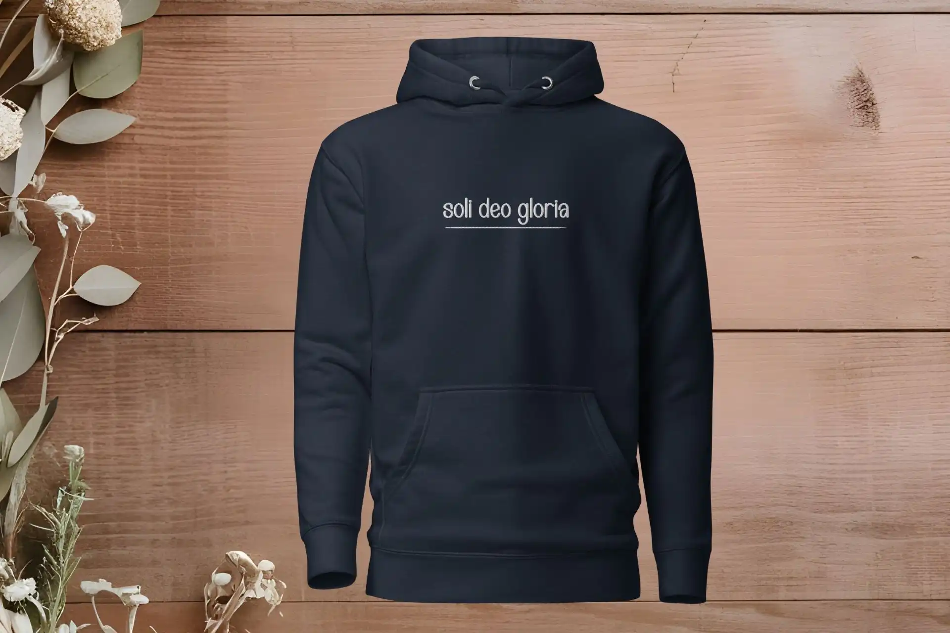 Sicherer schwarzer Hoodie mit "soli deo gloria" Aufdruck, christliche Mode, Gebet, Glauben.