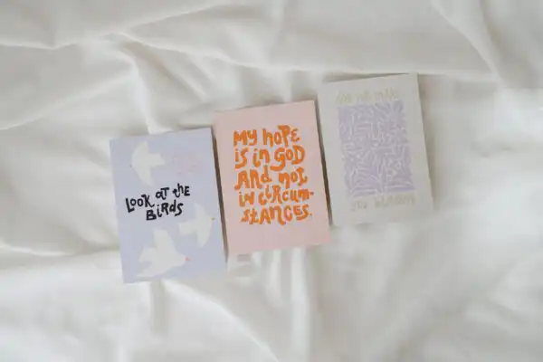 Glaubensbotschaften auf Karten, christliche Inspiration, religiöse Zitate, christliche Werte.