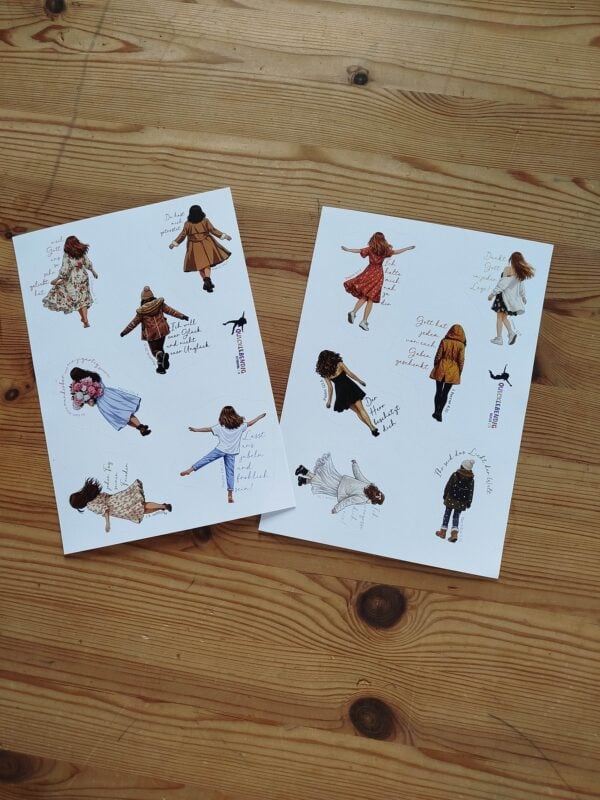 Gebastelte Papierfiguren mit handgeschriebenen Notizen auf Holzuntergrund.