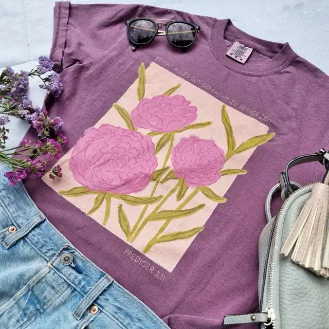 Shirt - Er hat alles gut gemacht 2 Buntes T-Shirt mit Blumenmotiv, Sonnenbrille, Jeans und Tasche, christliche Mode, Mookho.de.