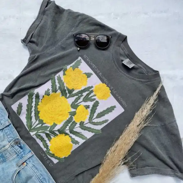 Blumenmuster auf grauem T-Shirt, Sonnenbrille und Trockenblumen, Modeaccessoires, Sommerstil.