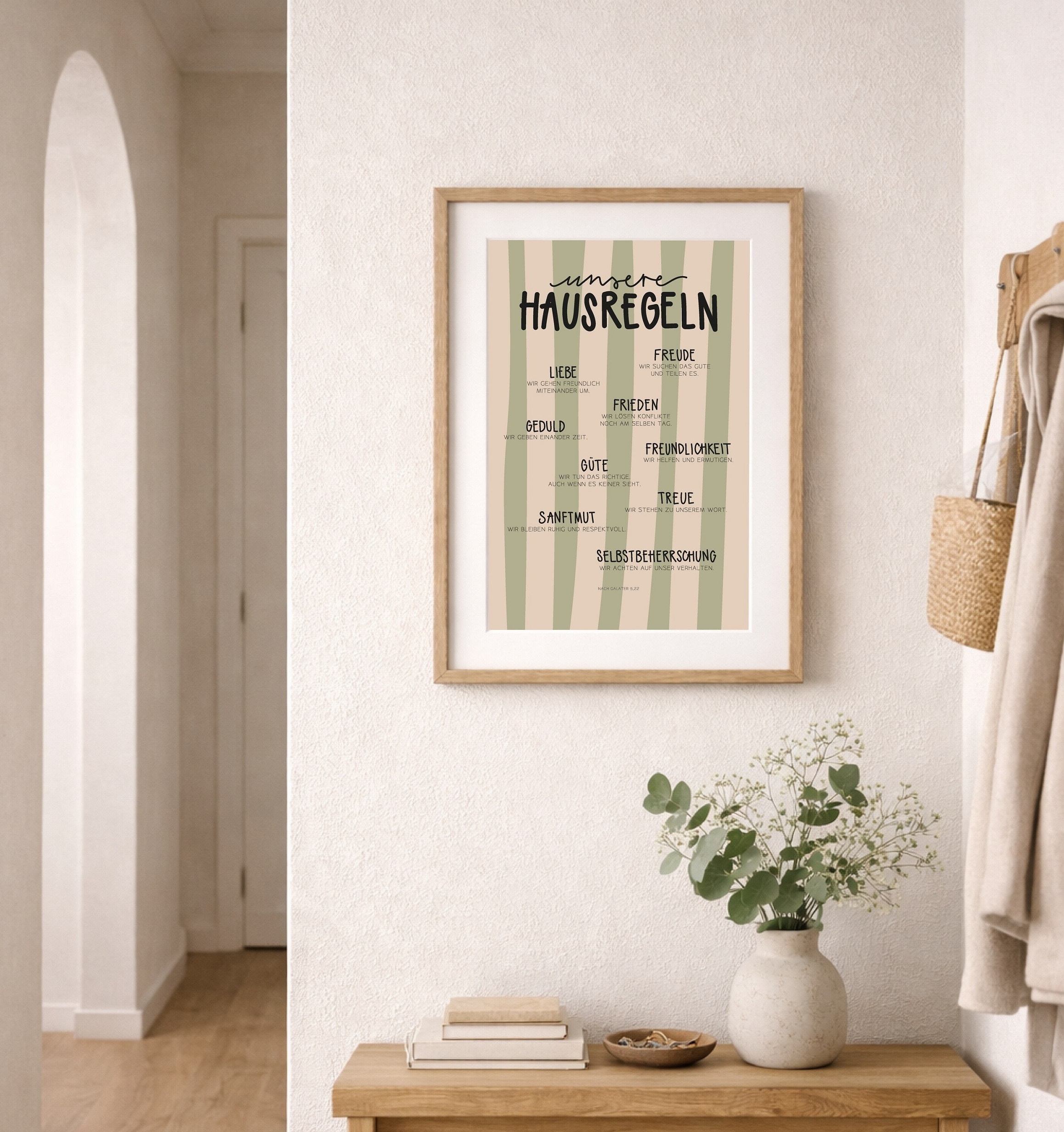 Inspirierendes Wandbild mit christlichen Hausregeln in einem gemütlichen Zuhause.