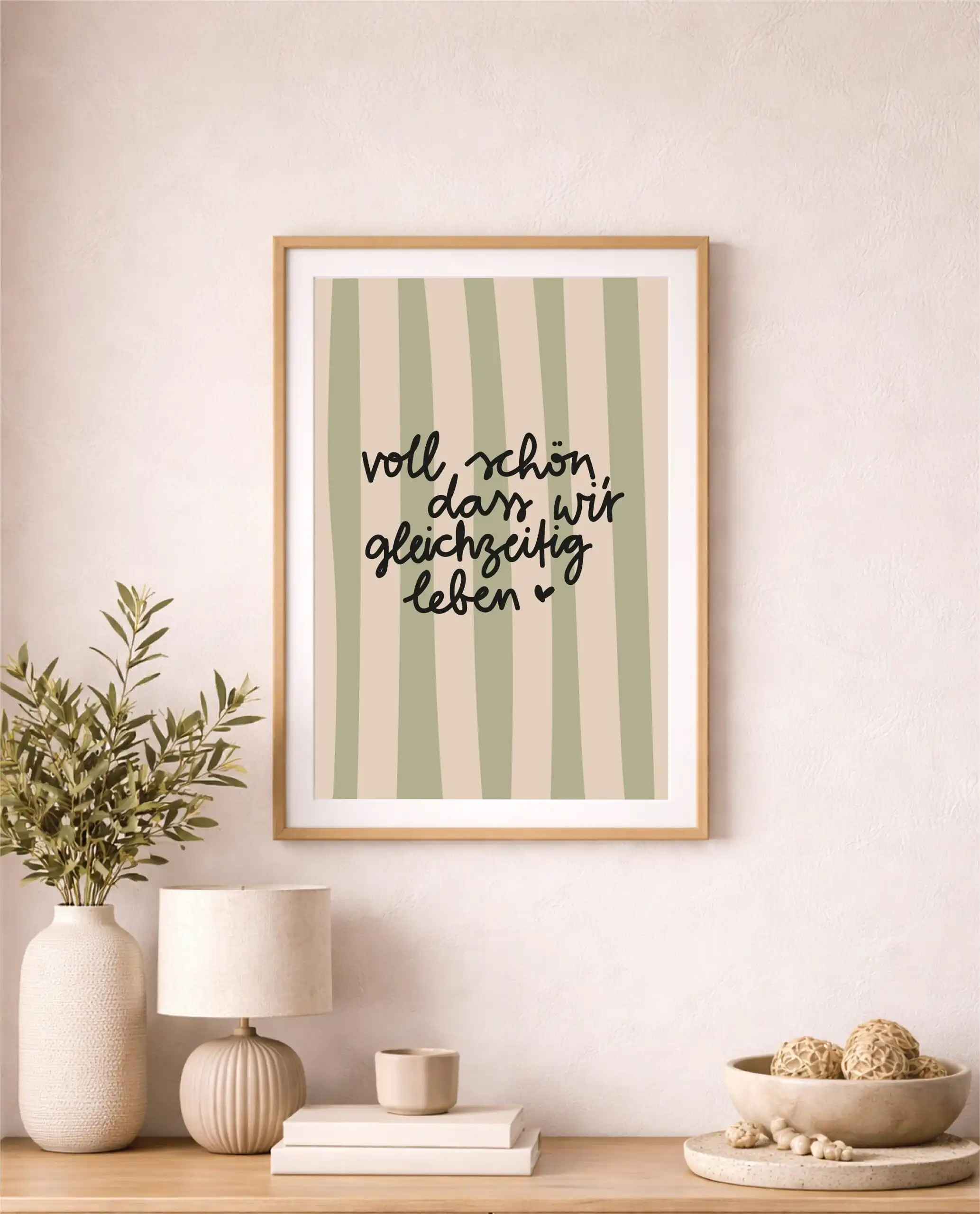 Schöne Wanddekoration mit inspirierendem Spruch in einem modernen Raum, Naturfarben.