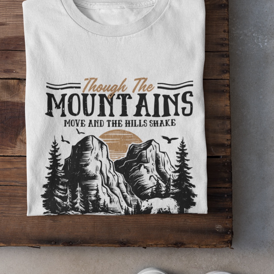 Though the Mountains Jesaja 54,10 T-Shirt Bio Baumwolle 2 Die Berge und Tannen auf einem weißen T-Shirt mit inspirierendem Bibelvers.