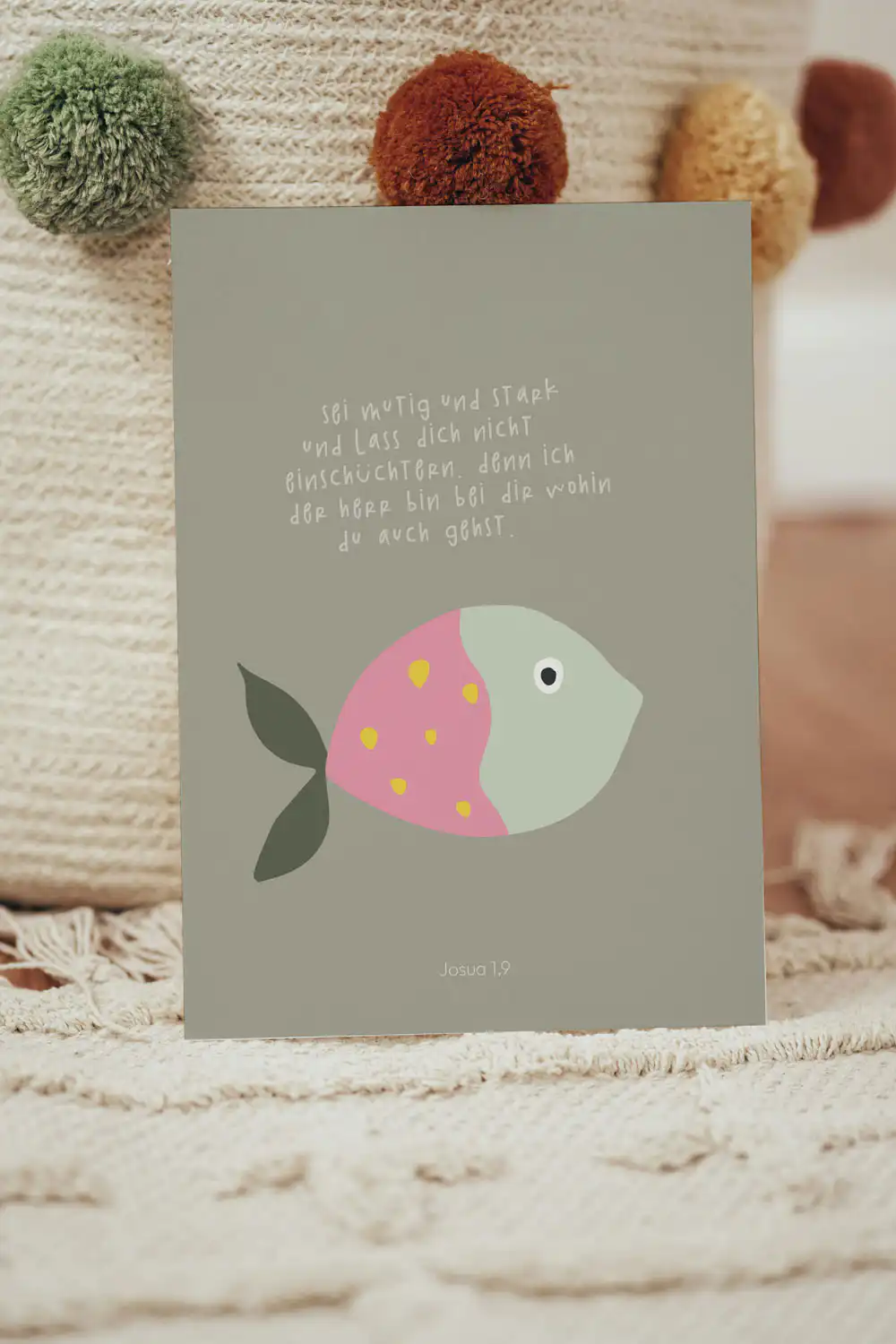 Postkarten für Kinder 4 Ein christliches Grußkarten-Design mit Fischmotiv und Bibelvers auf grauem Hintergrund.