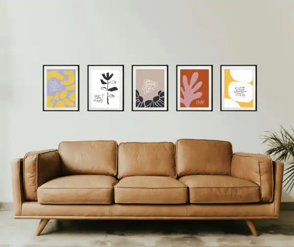 Ein modernes Wohnzimmer mit braunem Ledersofa und dekorativen Wandbildern, christliche Kunst.