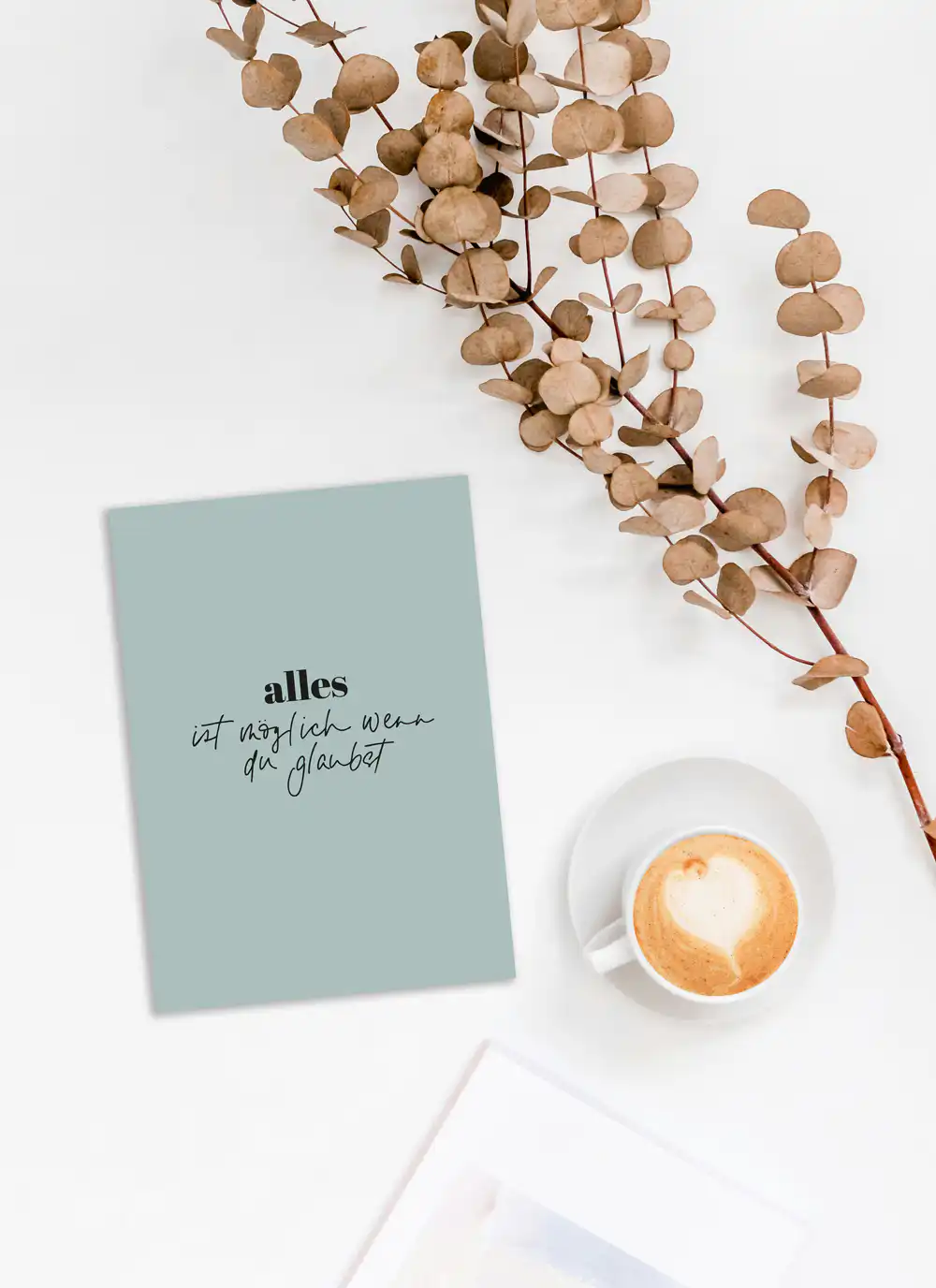 Alles, was du brauchst, um an Gott zu glauben, auf einer Karte mit Kaffee.