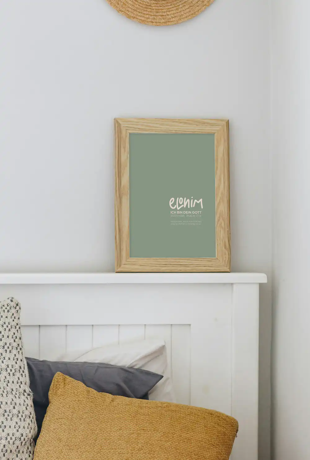 POSTER "NAMEN GOTTES" 6 Ein christliches Zitat in einem Holzrahmen an der weißen Wand, ruhiges Raumdekor.