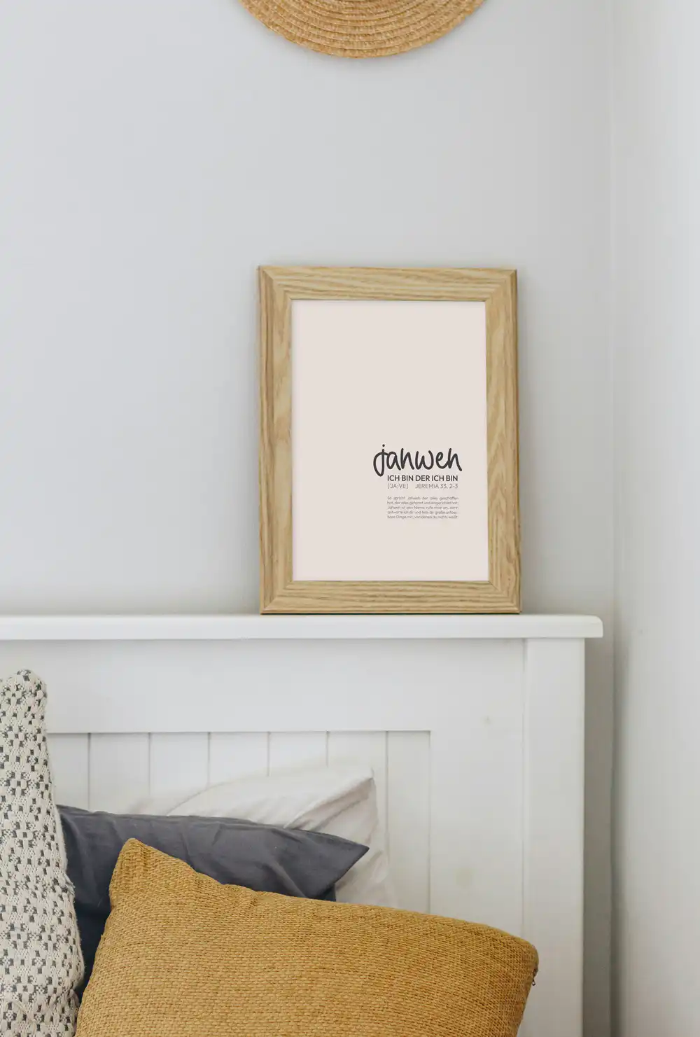 POSTER "NAMEN GOTTES" 2 Ein christliches Wandbild in einem weißen Schlafzimmer, dekorativ und inspirierend.