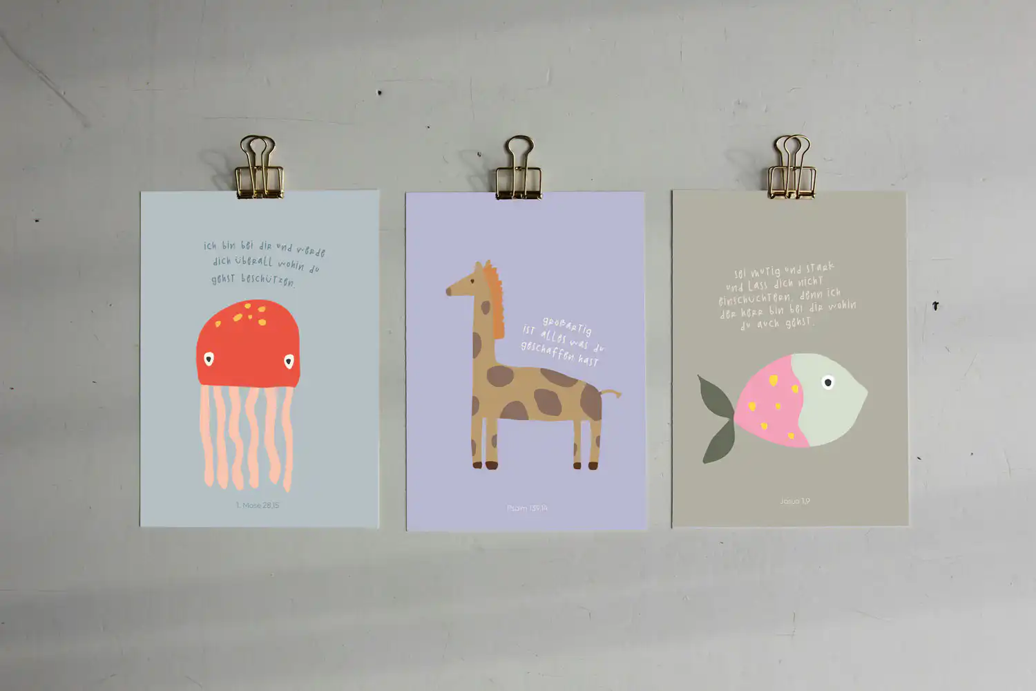Postkarten für Kinder 2 Ein Bild mit drei Postkarten, die an einer Schnur mit Klammern hängen, mit christlichen Motiven.
