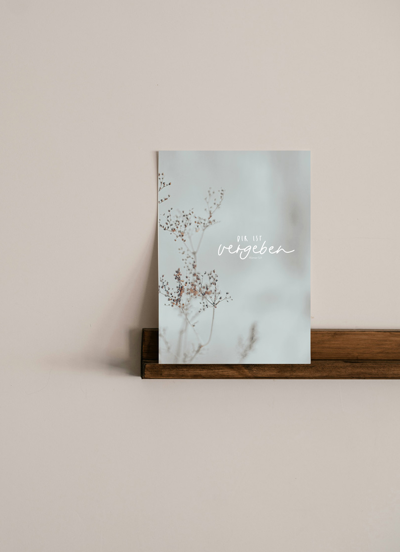 Gottesvergebung Karte auf Holzregal, christliche Botschaft, spirituelle Inspiration.