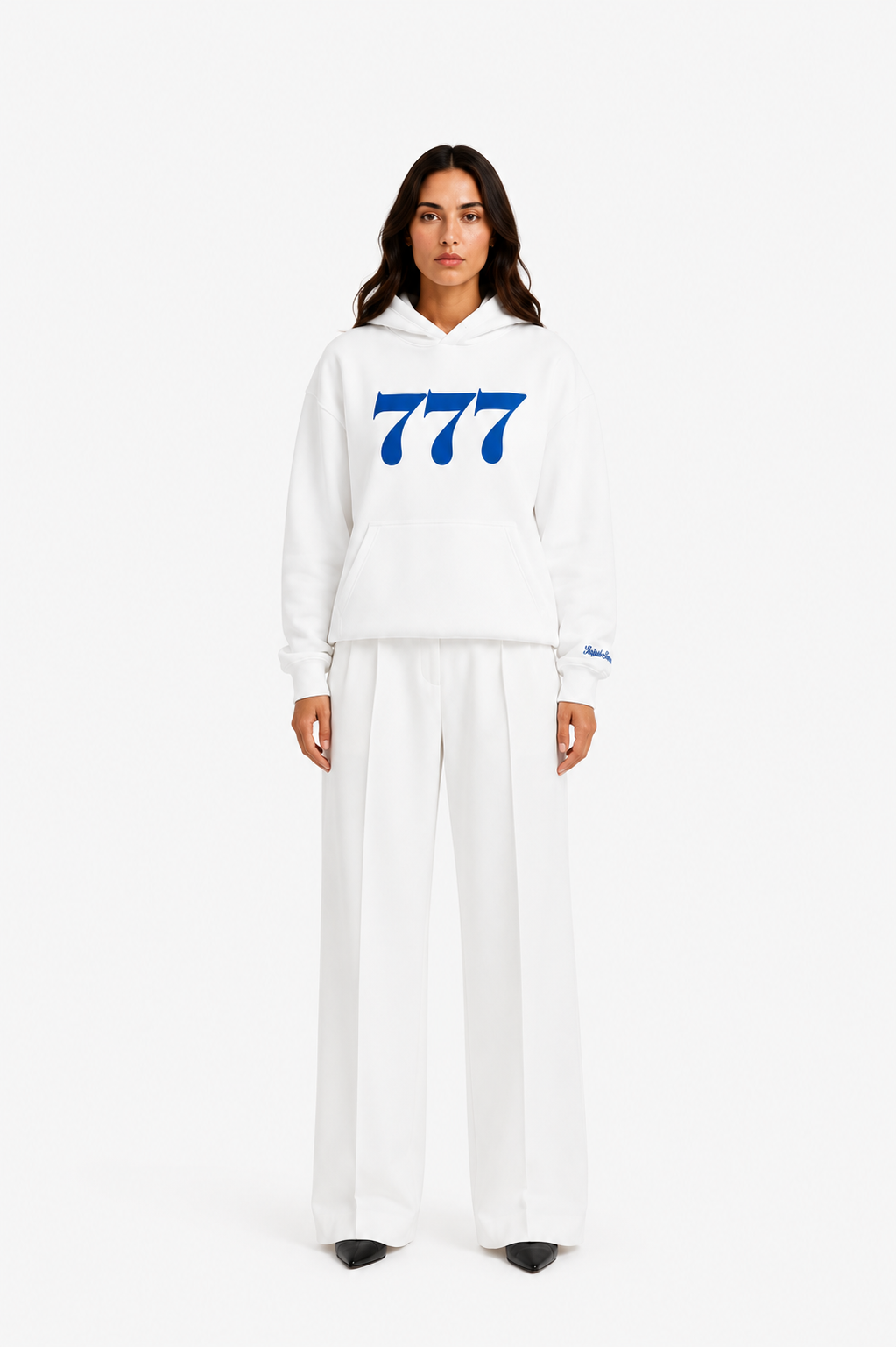 Moderne weiße Hoodie mit blauer 777-Print, casual christliche Mode für Frauen.