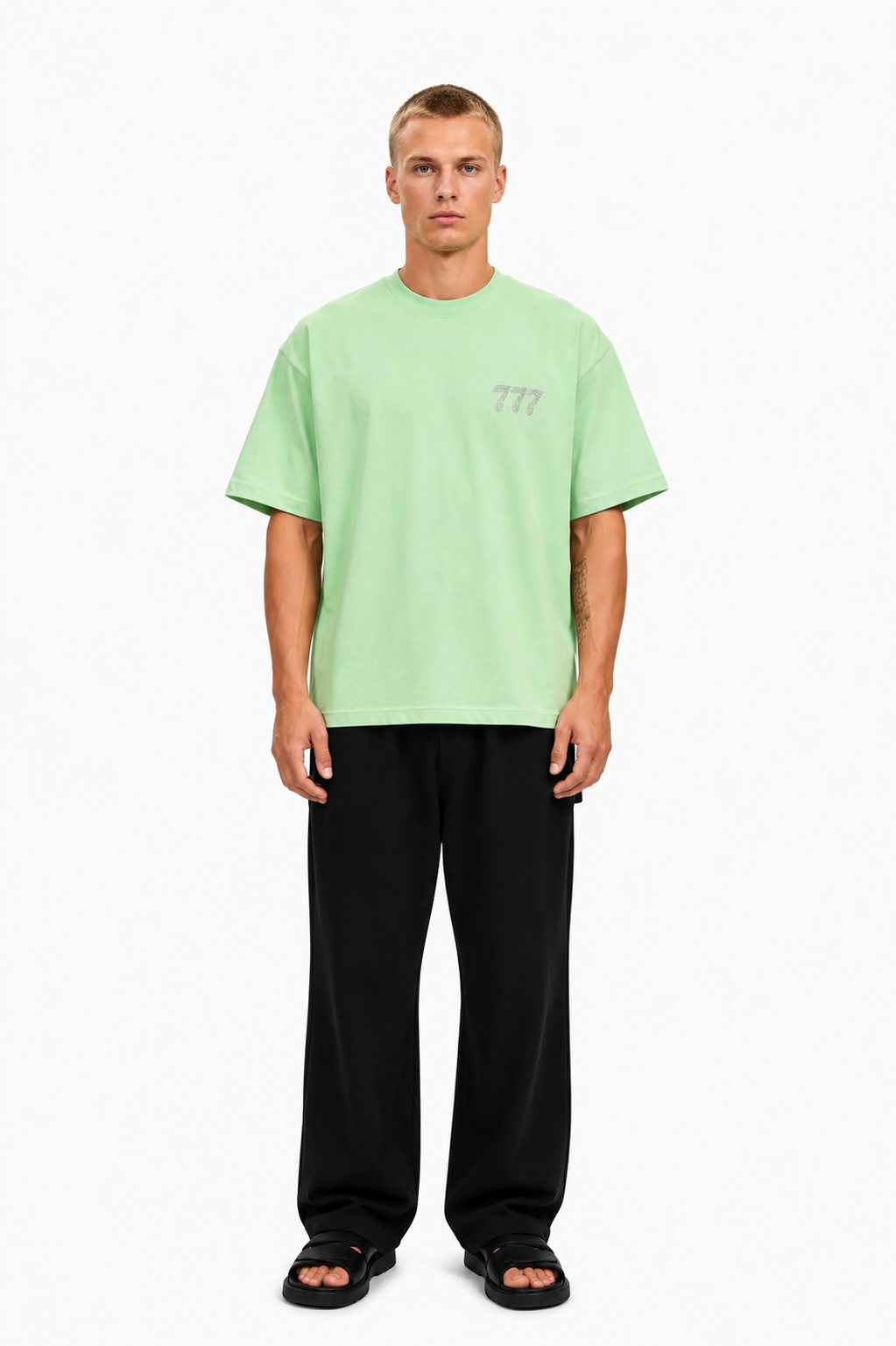Junge Mann trägt hellgrünes T-Shirt mit christlichem Design, casual Mode.