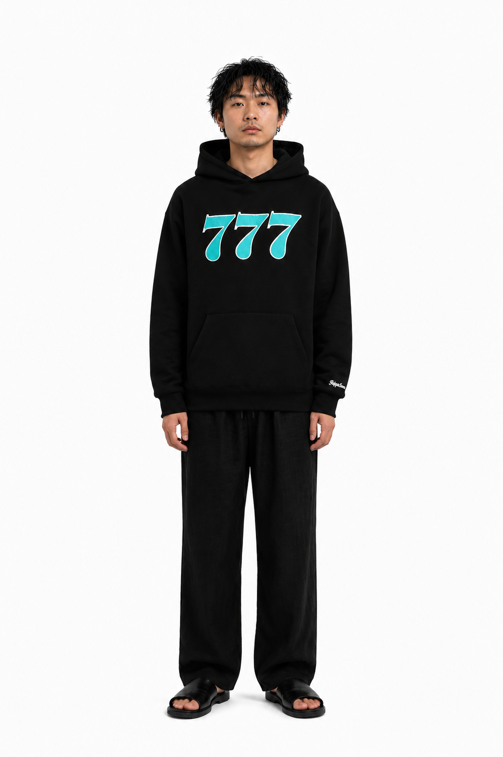 Moderner schwarzer Hoodie mit blauer "777" Grafik, casual Streetwear für Christen.