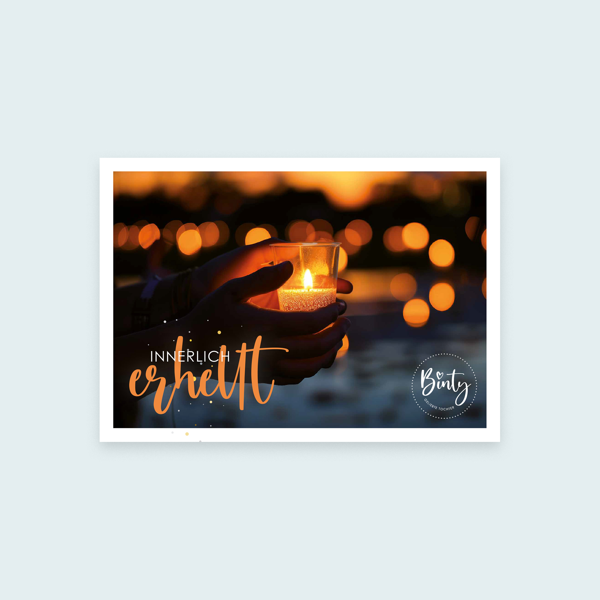 Postkarten Bundle | Herbstedition Ruth 4 Kerze in Hand bei Sonnenuntergang mit christlichem Text und Logo auf Mookho.de.