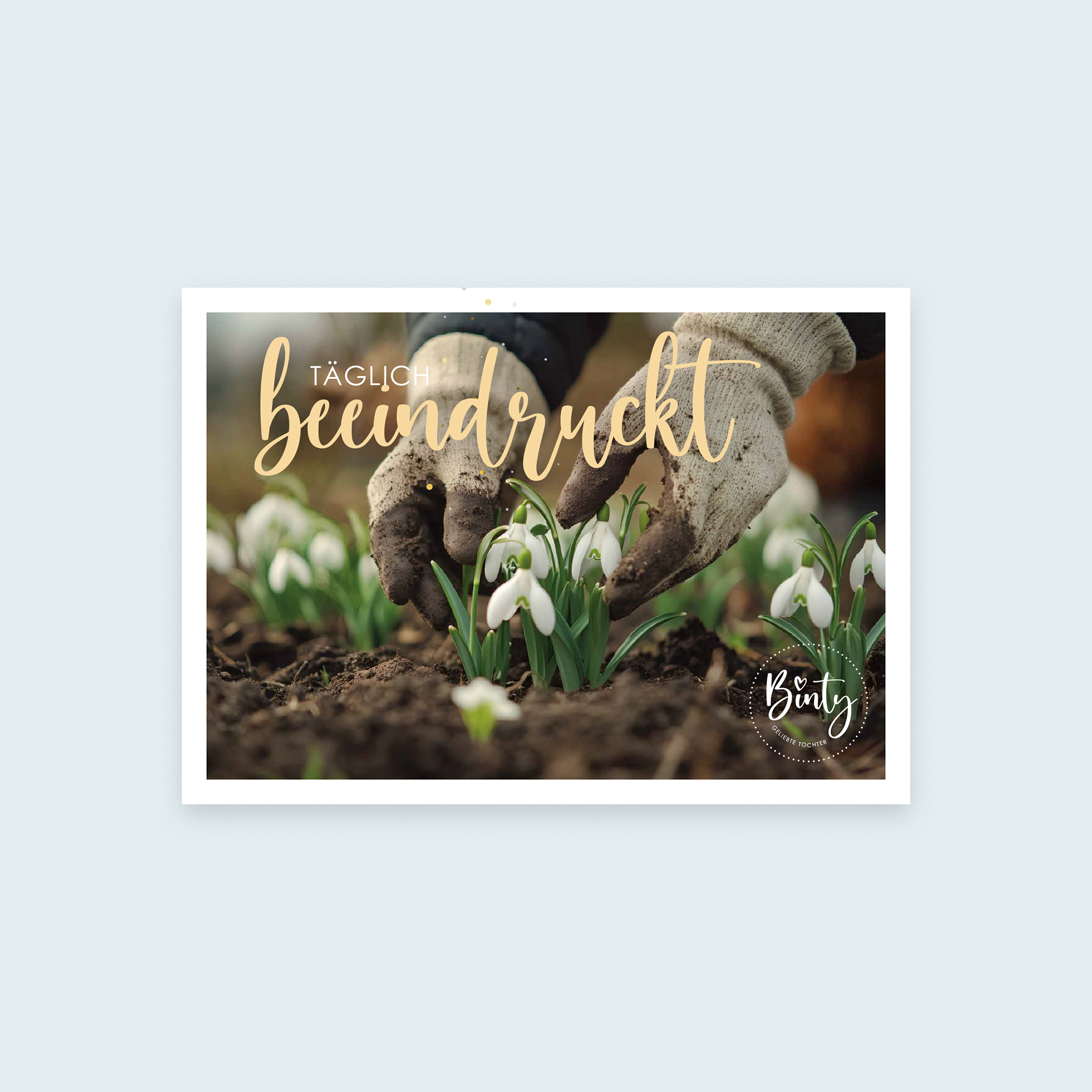 Postkarten Bundle | Frühlingsedition Bärbel 4 Gärtner pflanzt Schneeglöckchen im Boden, Frühling, Natur, Umwelt, Nachhaltigkeit.
