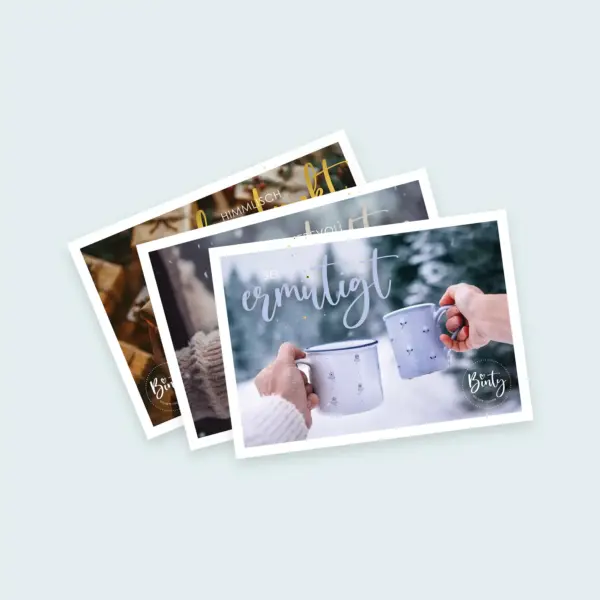 Zwei Tassen mit heißem Getränk im Schnee, winterliche Stimmung, christliche Botschaft.