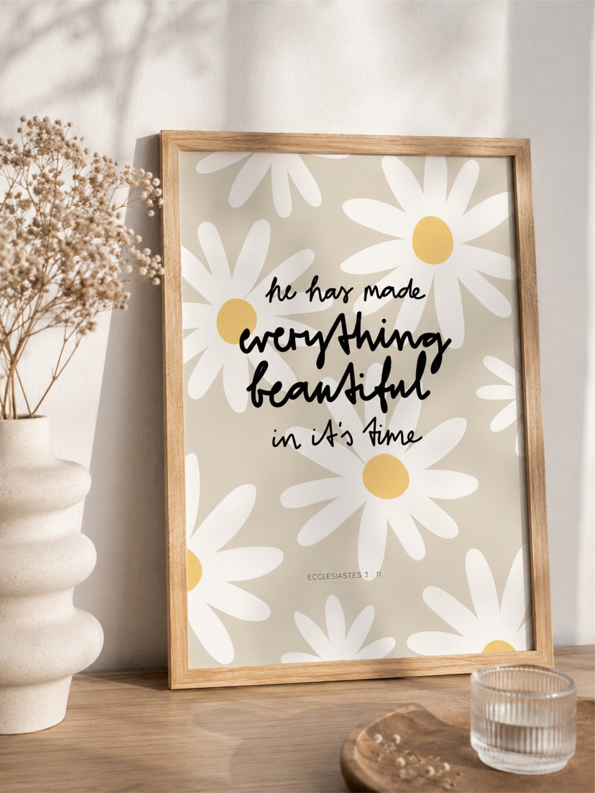 Poster »everything beautiful« 2 Blumenbild mit inspirierendem Zitat, dekorativ für christliche Räume, positive Atmosphäre.