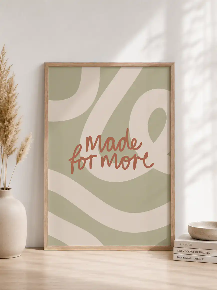 Motivierendes Bibelzitat 'made for more' auf dekorativem Poster in modernem Design.